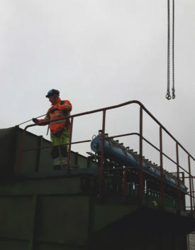 vanhaa suodatinyksikköä siirtämässä